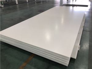 Panneau sandwich composite pour carrosseries de camions